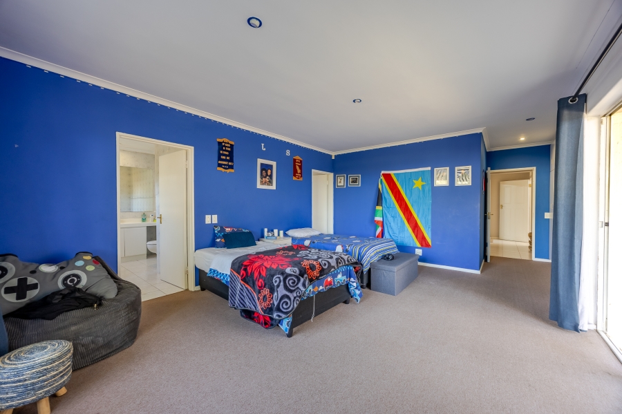 6 Bedroom Property for Sale in Vergesig Western Cape